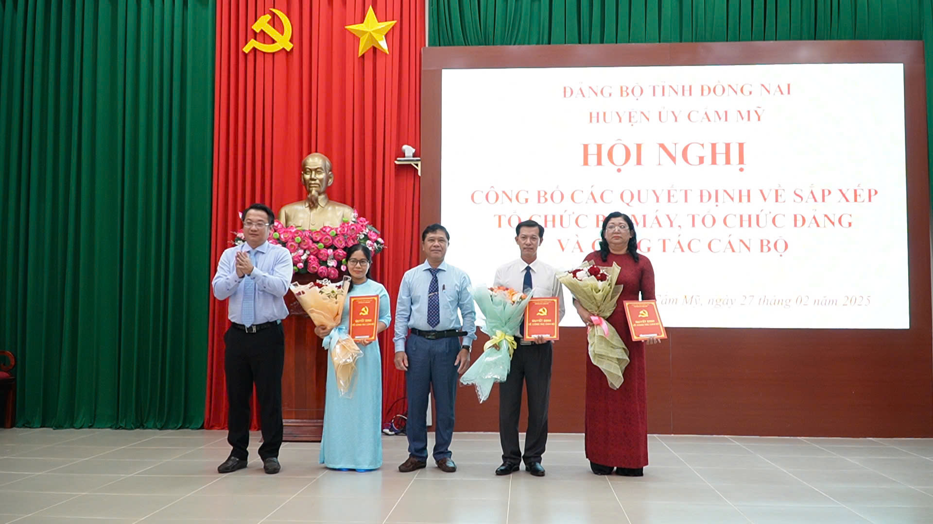 Huyện Cẩm Mỹ công bố các quyết định về sắp xếp tổ chức bộ máy, tổ chức đảng và công tác cán bộ